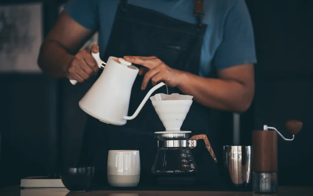 コーヒーを淹れている男性